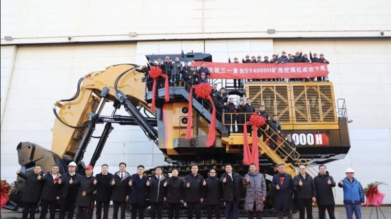 履带式挖掘机在复杂地形和恶劣环境下表现出色，其优势主要体现在以下几方面：
